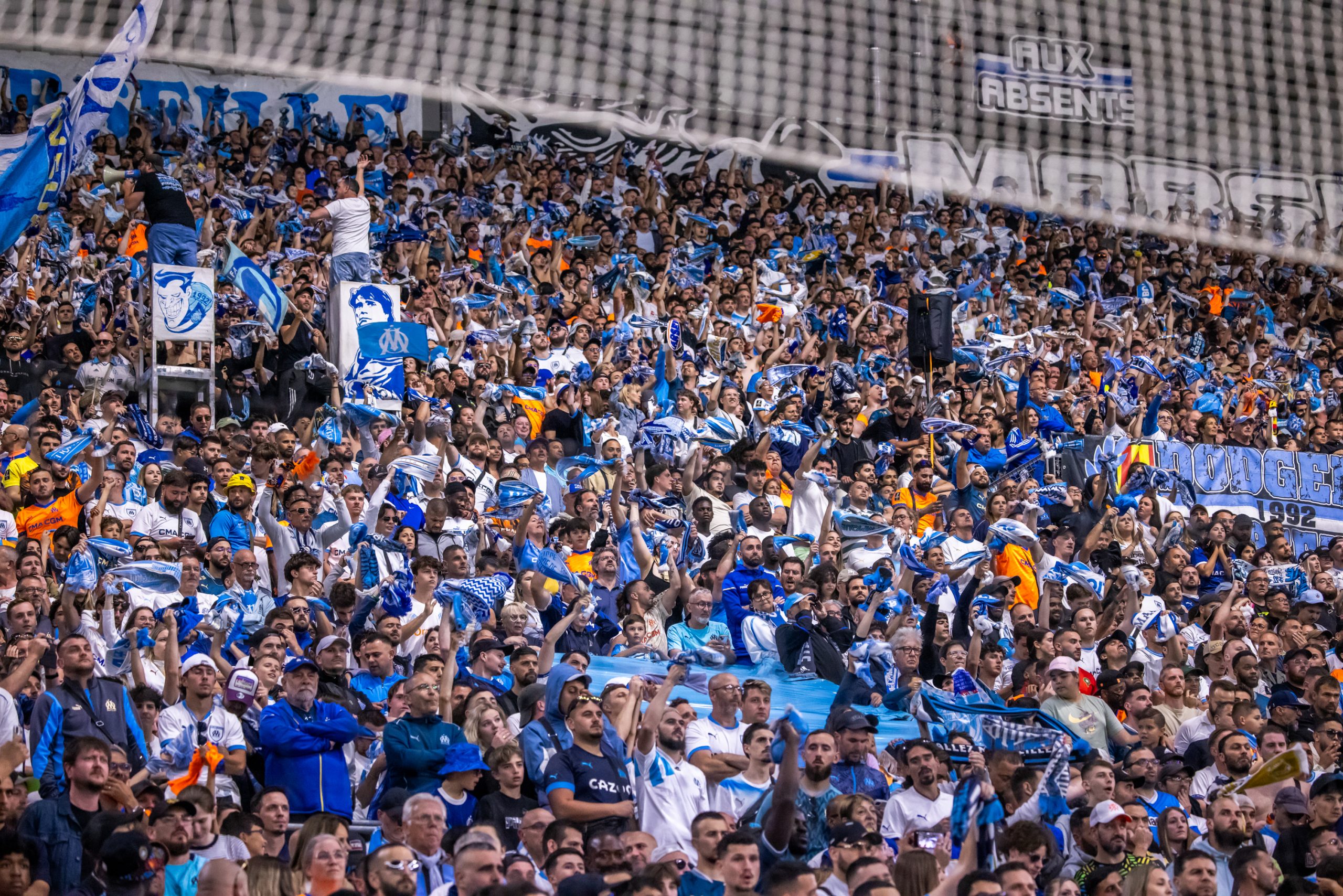 Les supporters de l'OM dans le virage Nord du Vélodrome.