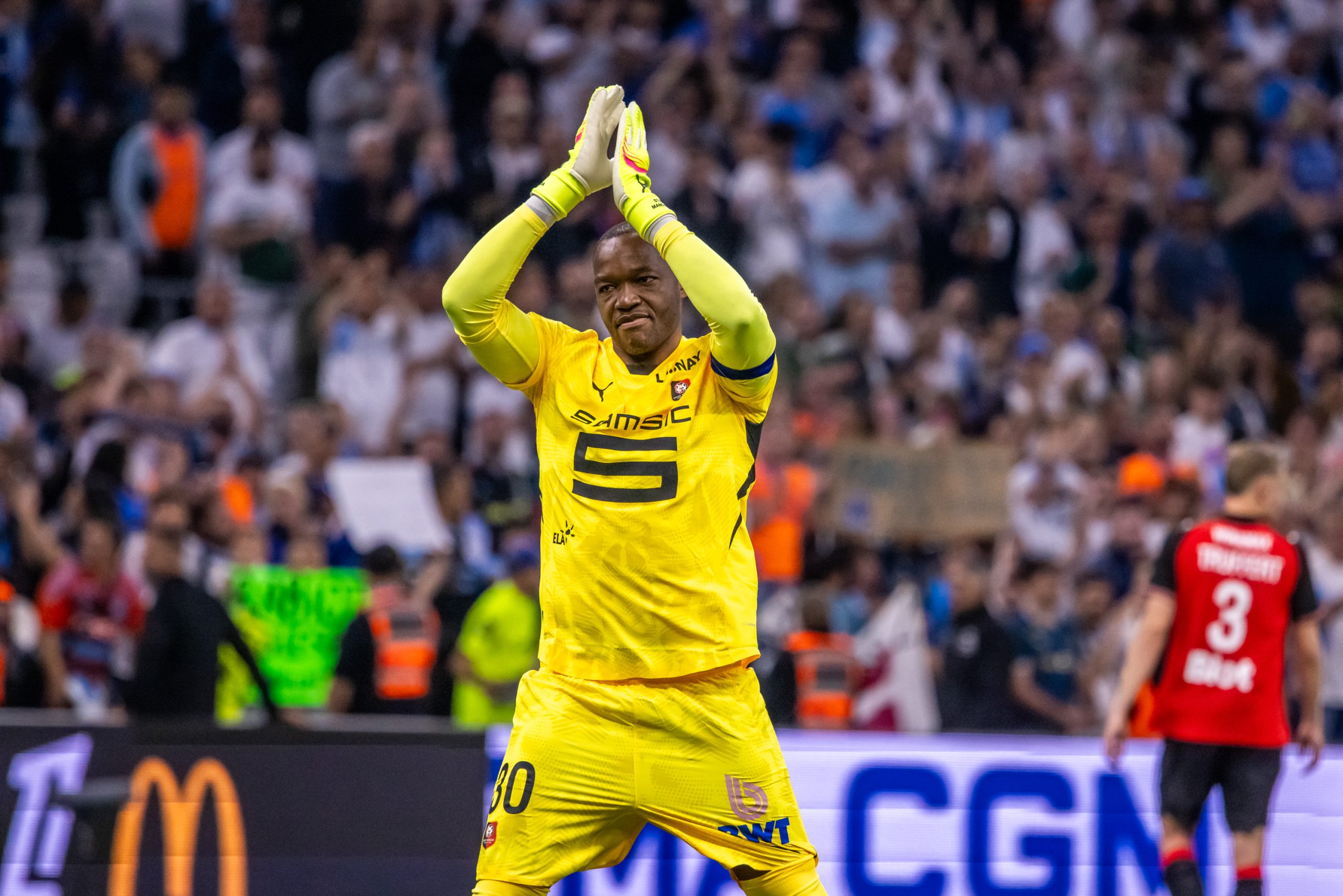 Steve Mandanda saluant le Vélodrome lors d'OM-Rennes en mai dernier.