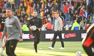 Edward Still (avec le ballon en main) lors d'un échauffement des joueurs du RC Lens.
