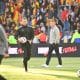 Edward Still (avec le ballon en main) lors d'un échauffement des joueurs du RC Lens.