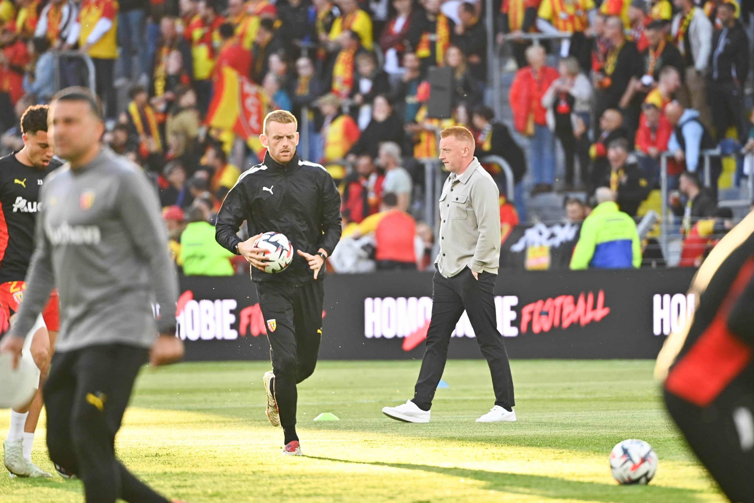 Edward Still (avec le ballon en main) lors d'un échauffement des joueurs du RC Lens.