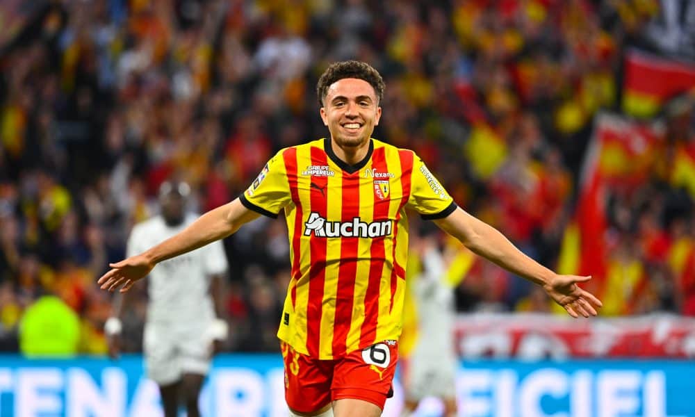 Le milieu du RC Lens Neil El Aynaoui célébrant l'un de ses buts face à l'AS Monaco.