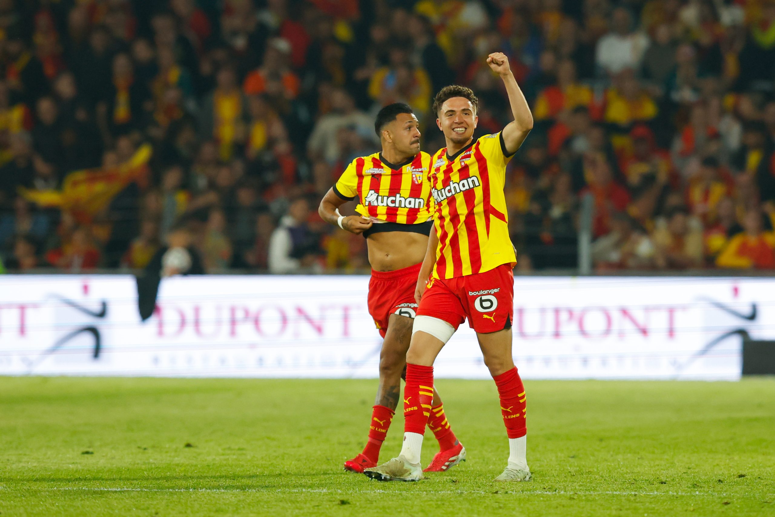 Neil El Aynaoui célébrant son dernier but sous le maillot du RC Lens, face à l'AS Monaco.