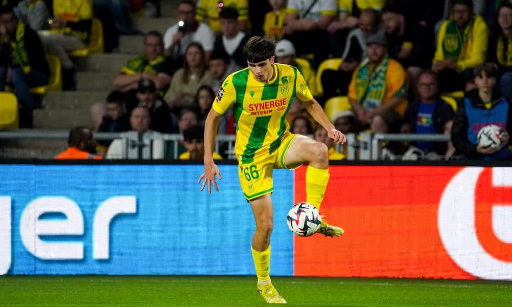 Le milieu du FC Nantes Louis Leroux en action lors d'un match à la Beaujoire.
