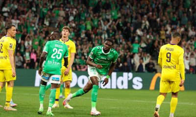 Dylan Batubinsika célébrant un but lors d'ASSE-Toulouse.