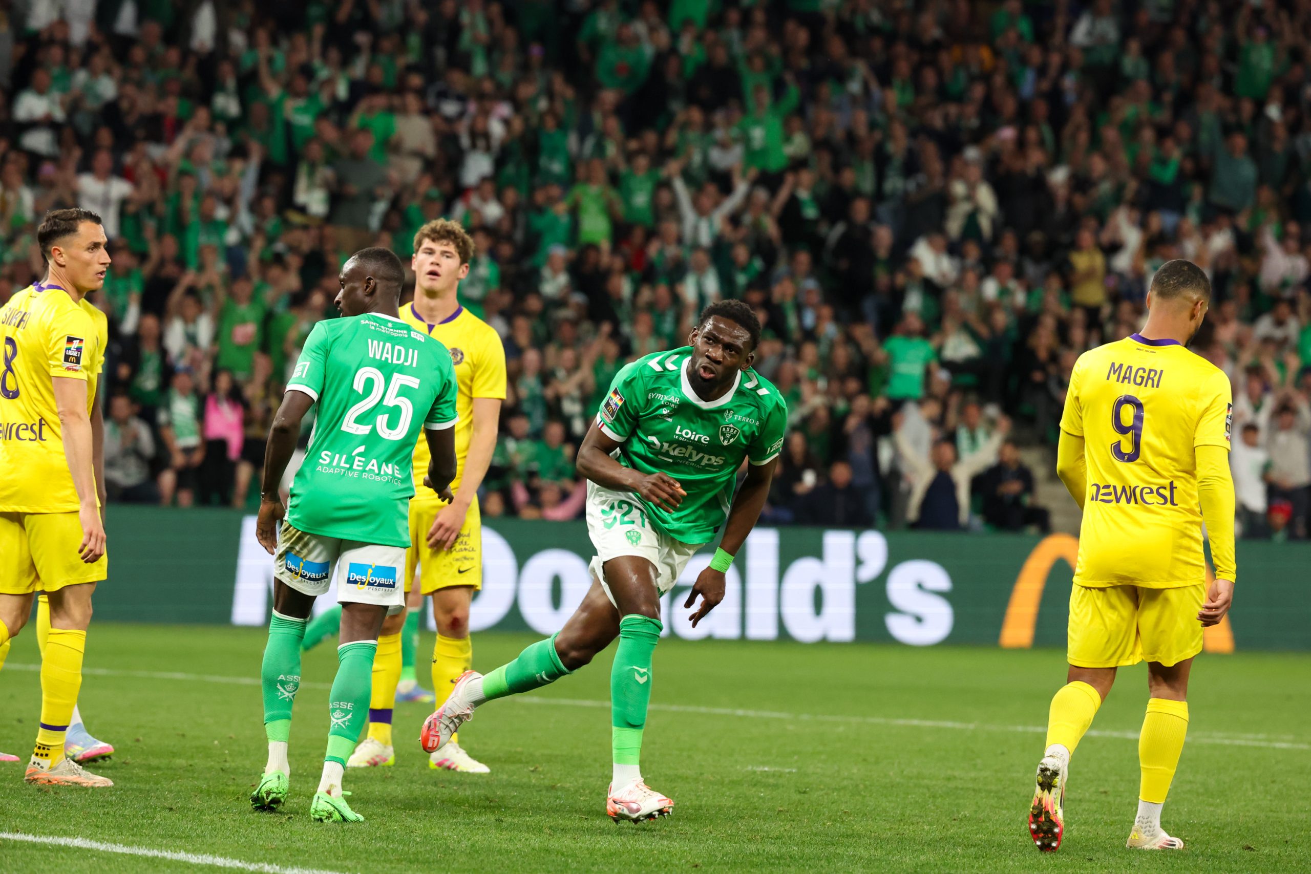 Dylan Batubinsika célébrant un but lors d'ASSE-Toulouse.