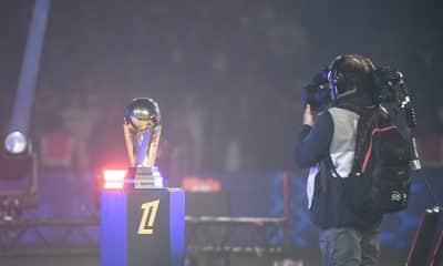 Le trophée de champion de France filmé par un caméraman.
