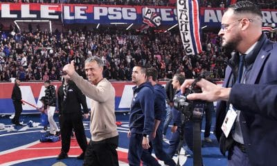 Luis Enrique effectuant un tour d'honneur après le titre de champion de France du PSG.