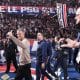 Luis Enrique effectuant un tour d'honneur après le titre de champion de France du PSG.