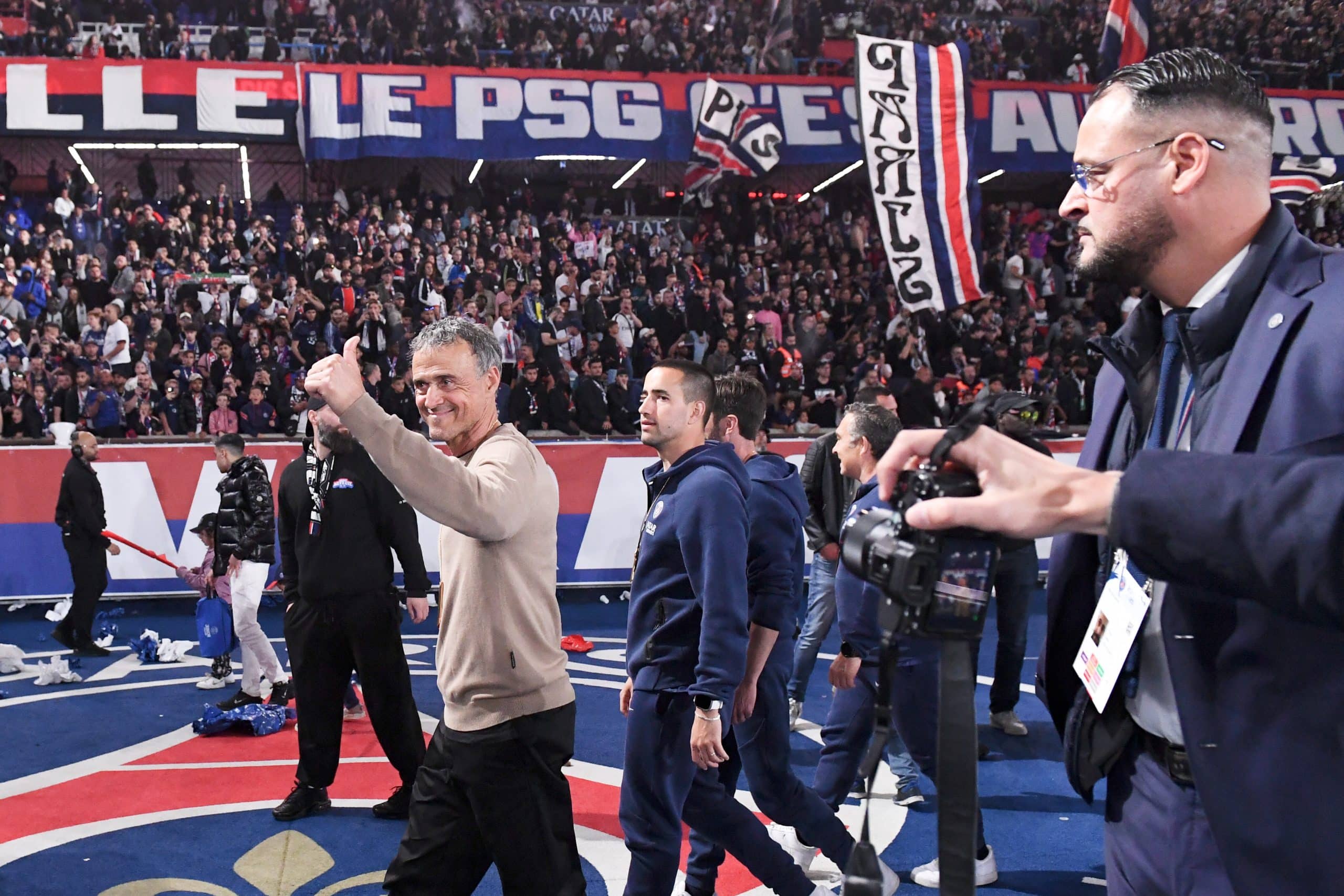 Luis Enrique effectuant un tour d'honneur après le titre de champion de France du PSG.