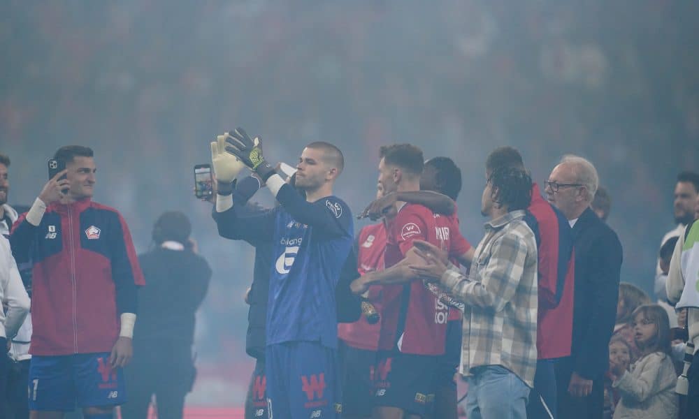 Lucas Chevalier félicitant les supporters du LOSC après le succès sur Angers (2-1).