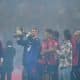 Lucas Chevalier félicitant les supporters du LOSC après le succès sur Angers (2-1).