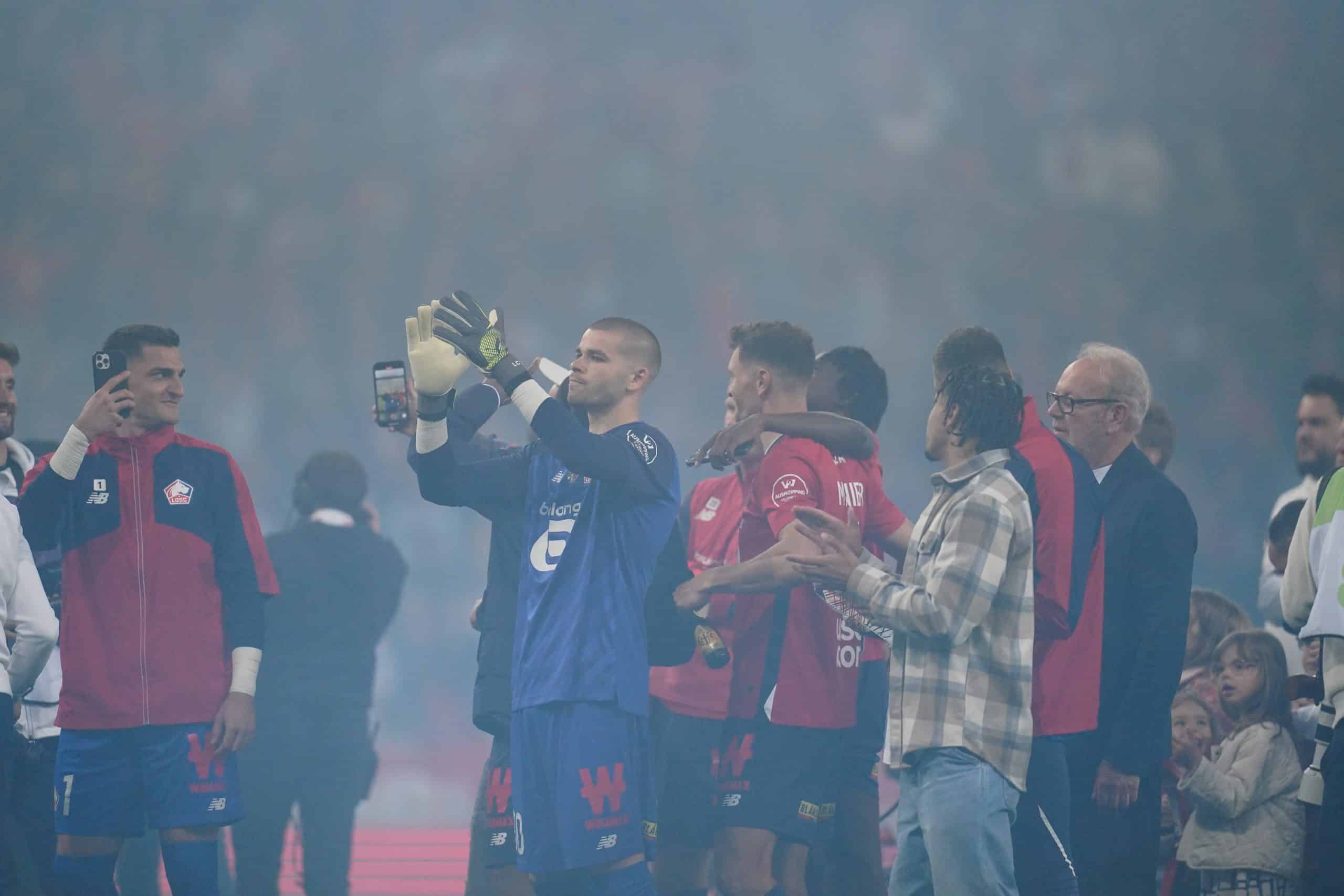 Lucas Chevalier félicitant les supporters du LOSC après le succès sur Angers (2-1).