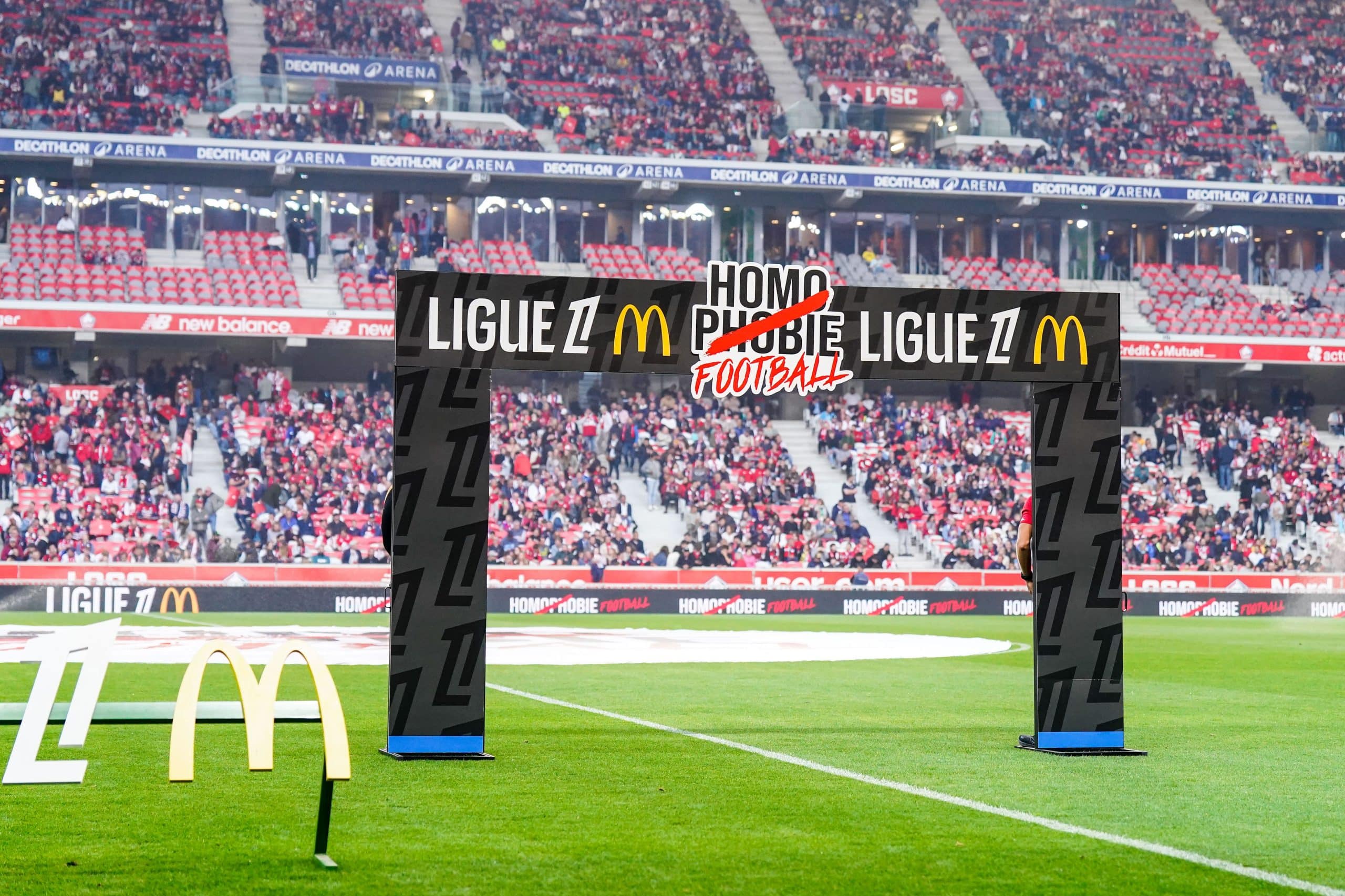La signalétique de la Ligue 1 avant un match du LOSC.