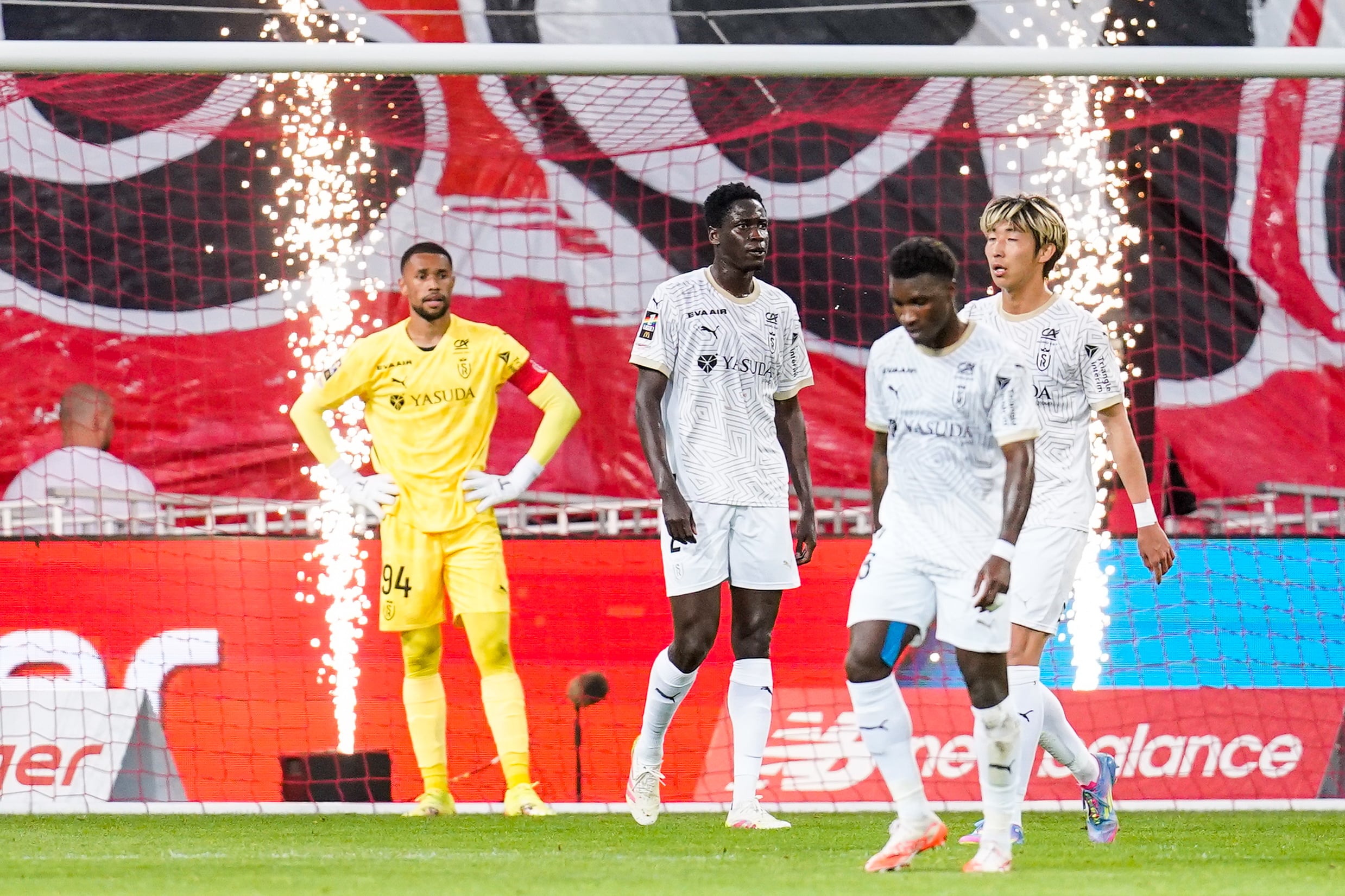 La déception des joueurs du Stade de Reims après la défaite à Lille.