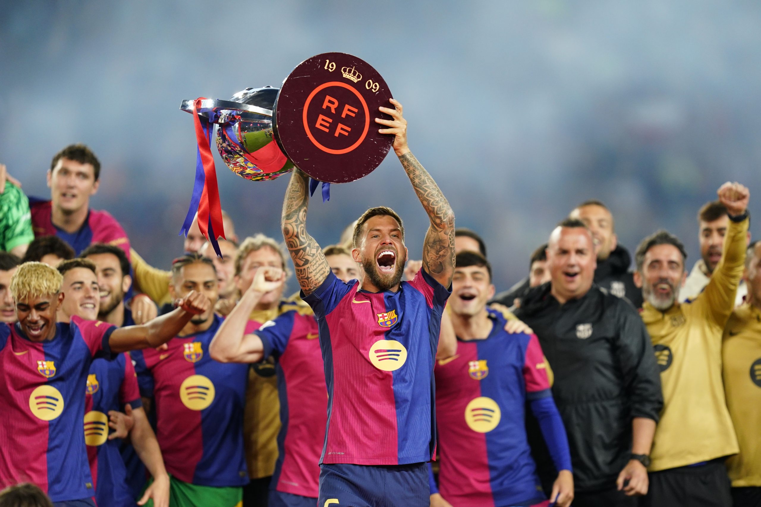 Inigo Martinez soulevant le trophée de la Liga en fin de saison dernière.