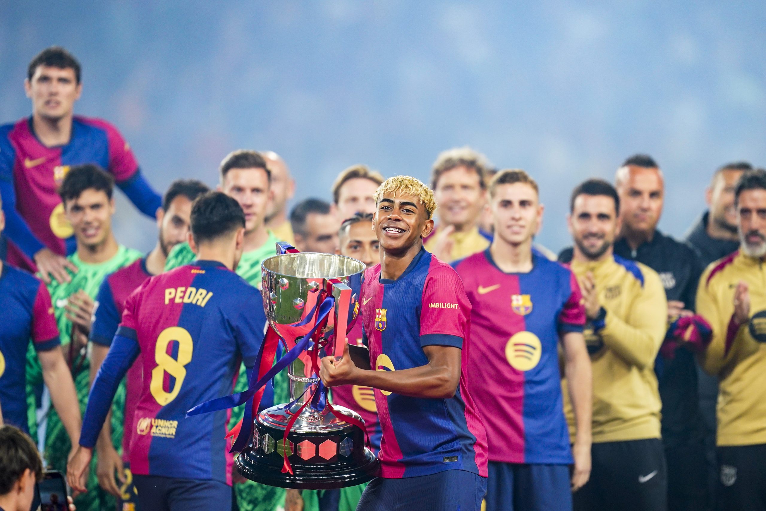 Lamine Yamal avec le trophée de champion d'Espagne.