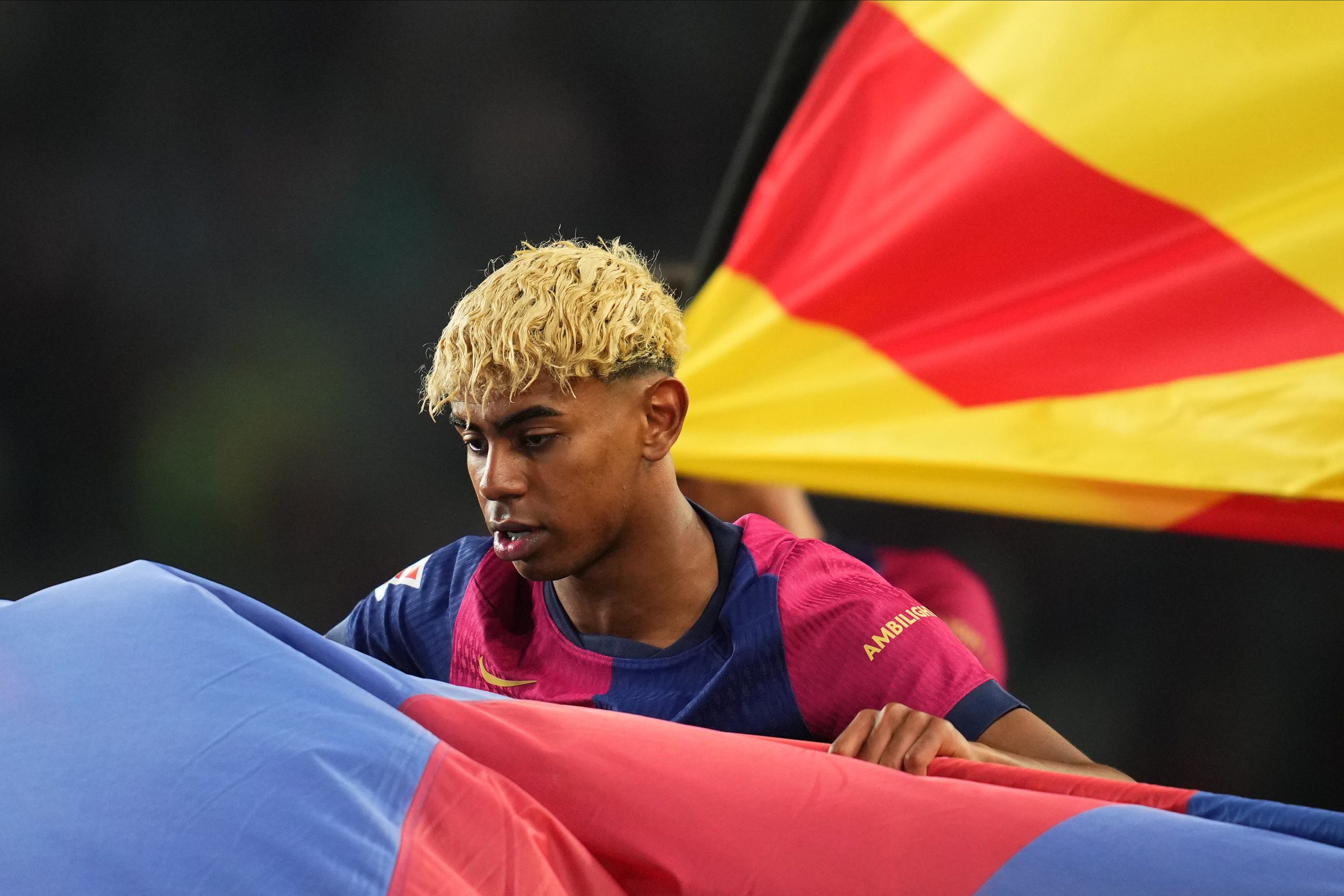 Lamine Yamal avec un drapeau du FC Barcelone la saison passée.
