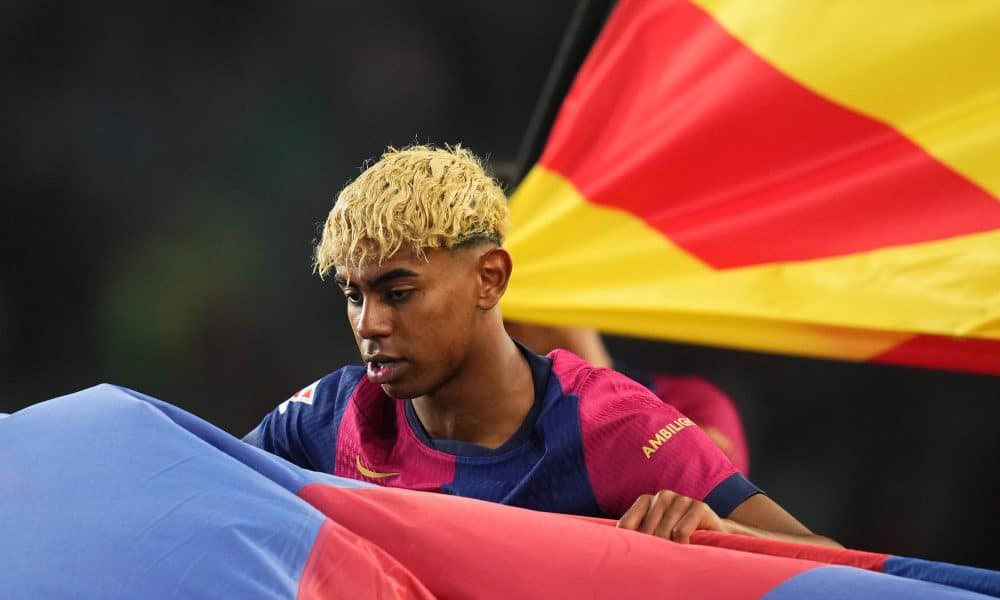 Lamine Yamal avec un drapeau aux couleurs du FC Barcelone.