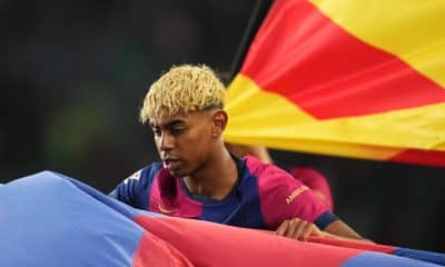 Lamine Yamal avec un drapeau aux couleurs du FC Barcelone.