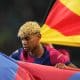 Lamine Yamal avec un drapeau aux couleurs du FC Barcelone.