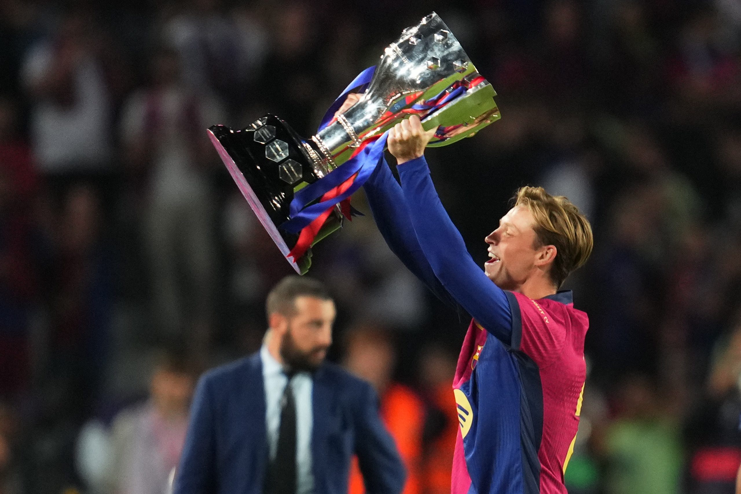 Frenkie De Jong soulevant le trophée de la Liga.