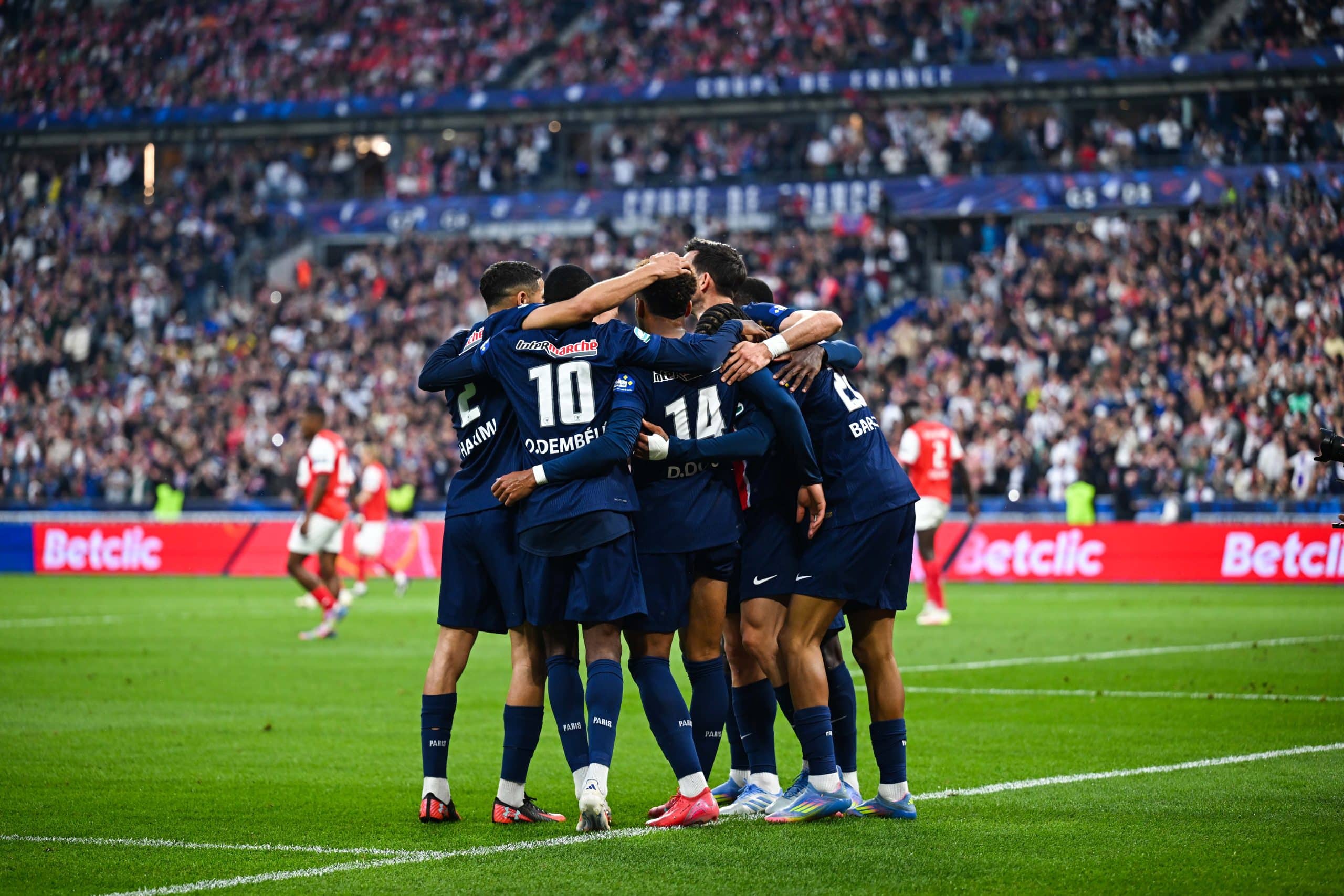 La joie des joueurs du PSG après un but contre Reims en Coupe de France.
