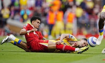 L'ailier colombien de Liverpool Luis Diaz taclant un adversaire lors d'un match de Premier League.