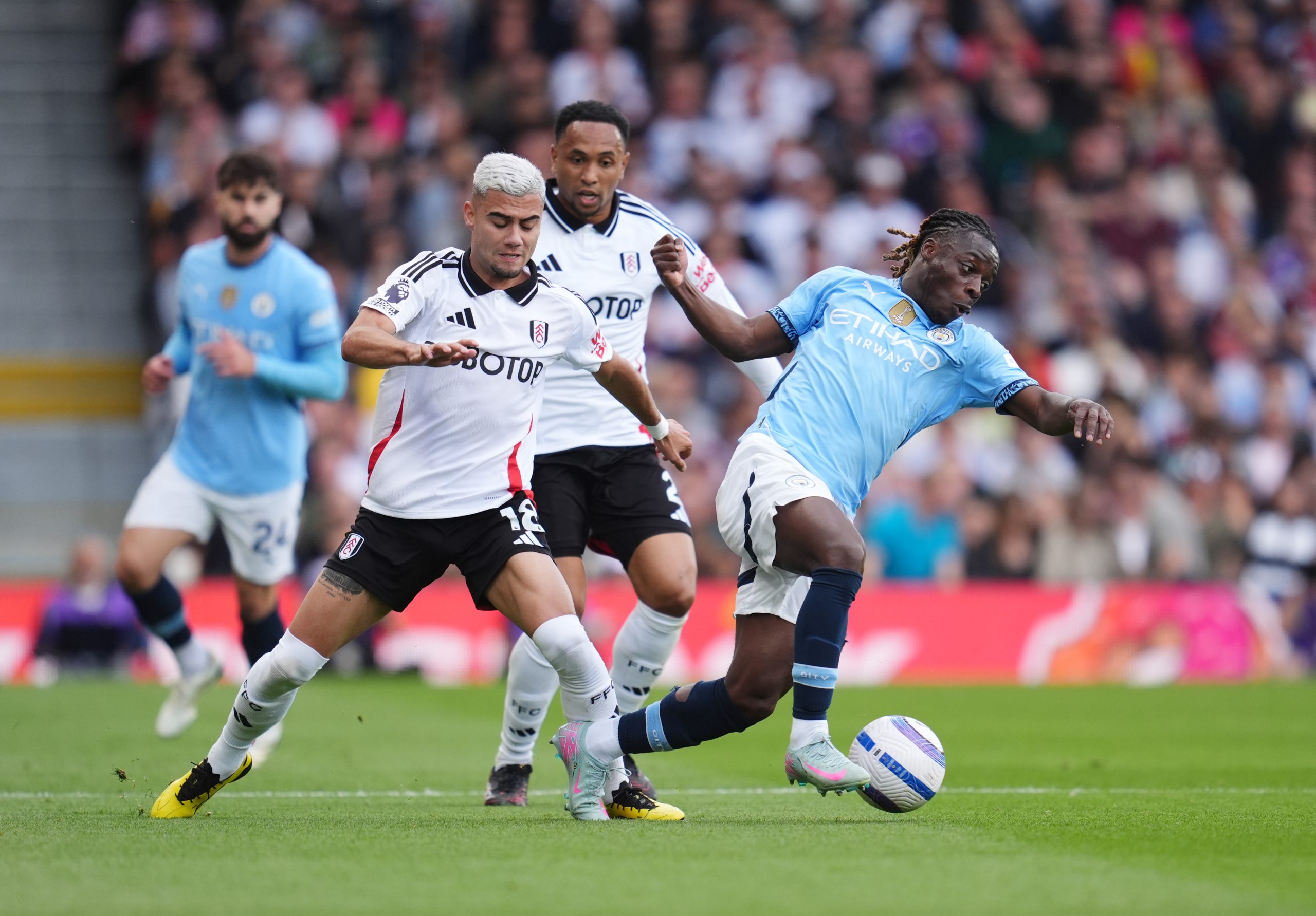 Le milieu offensif de Fulham Andreas Pereira à la lutte avec un joueur de Manchester City.