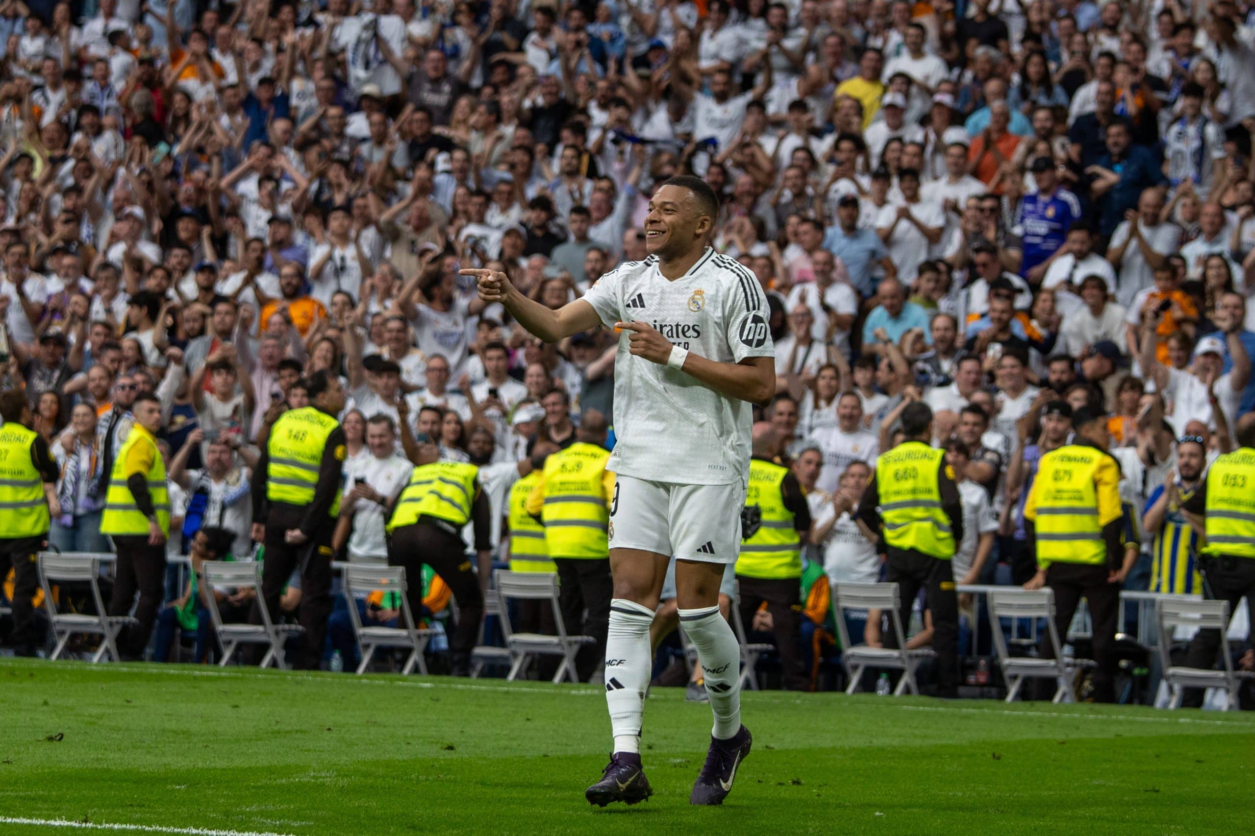 Kylian Mbappé célébrant un but du Real Madrid.