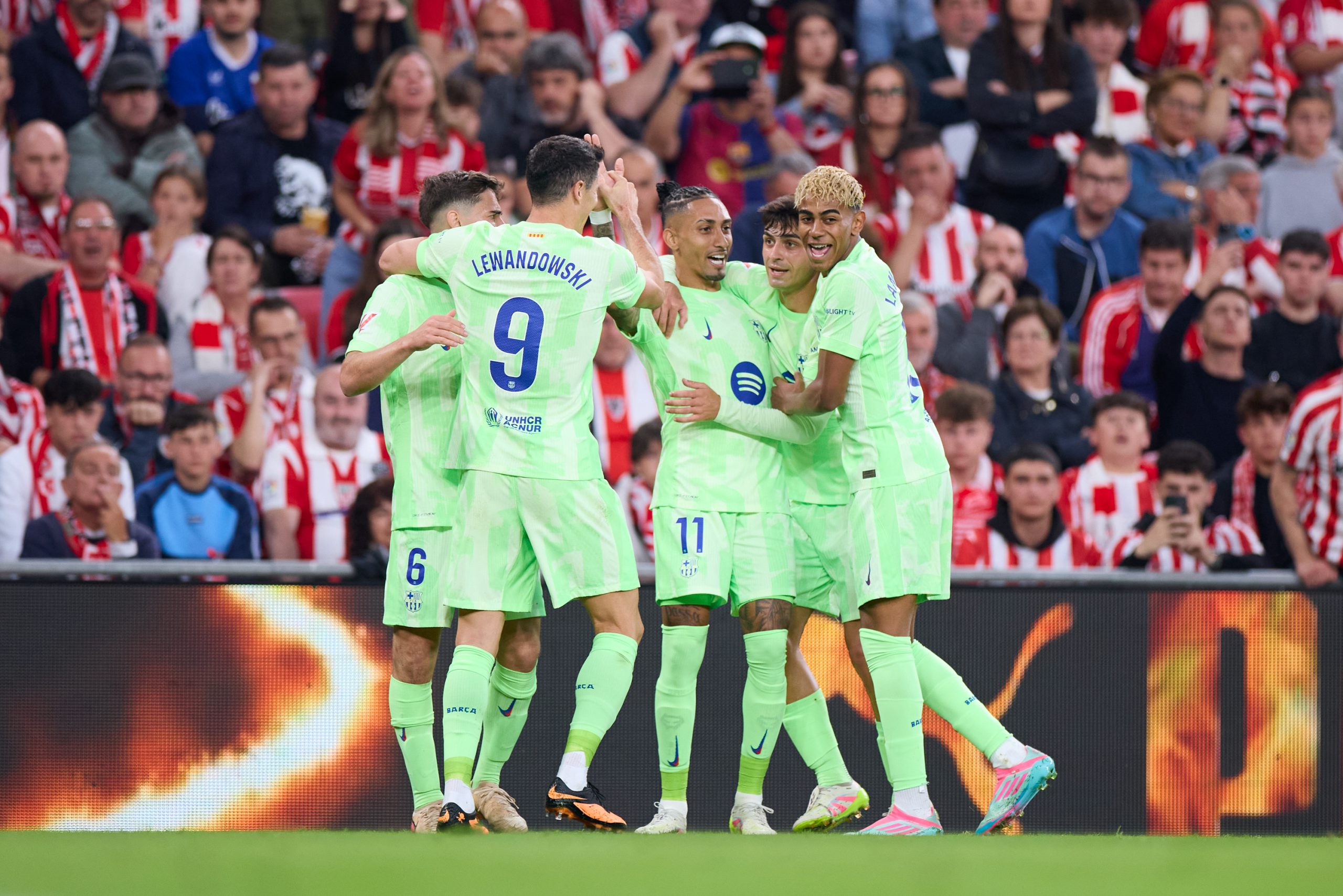 Pedri et Robert Lewandowski fêtant un but au milieu de leurs coéquipiers du FC Barcelone.