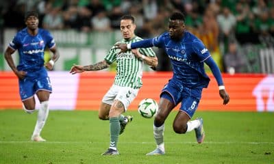Benoît Badiashile en action avec Chelsea en finale de la Ligue Conférence face au Betis.