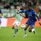 Benoît Badiashile en action avec Chelsea en finale de la Ligue Conférence face au Betis.