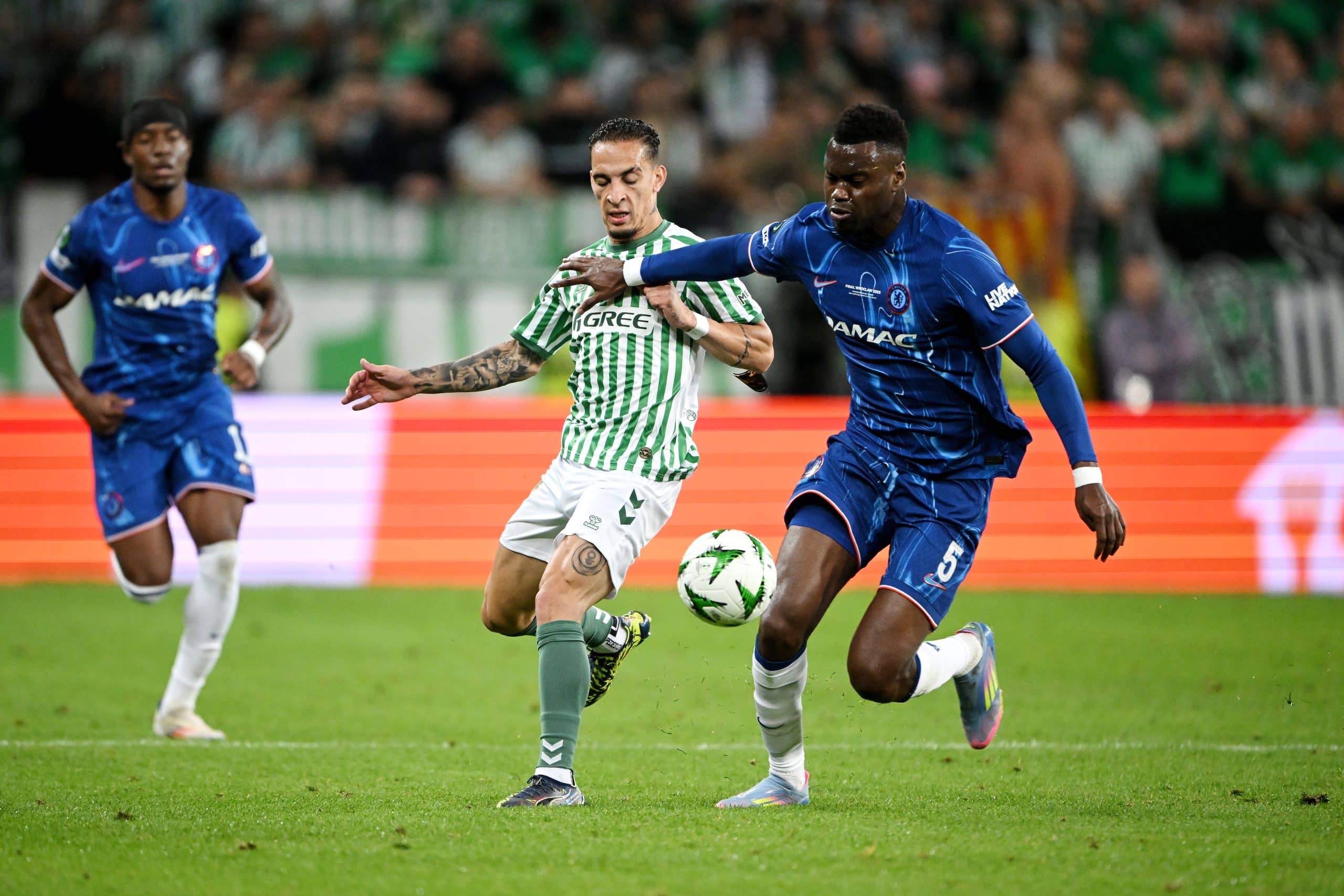 Benoît Badiashile en action avec Chelsea en finale de la Ligue Conférence face au Betis.