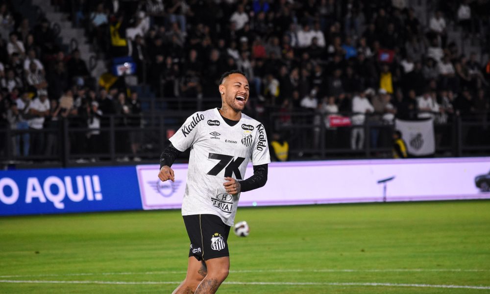 Neymar tout sourire lors d'un échauffement de Santos.
