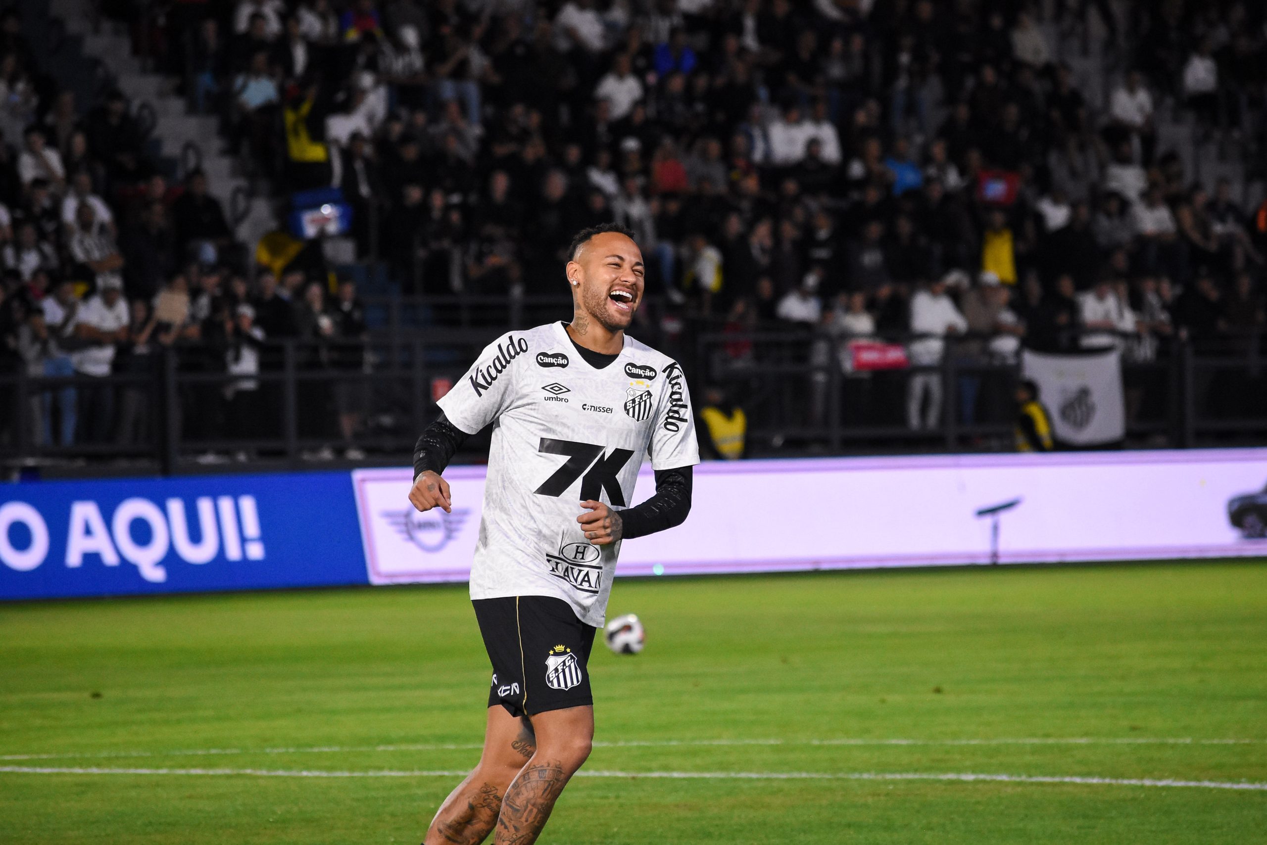 Neymar tout sourire lors d'un échauffement de Santos.