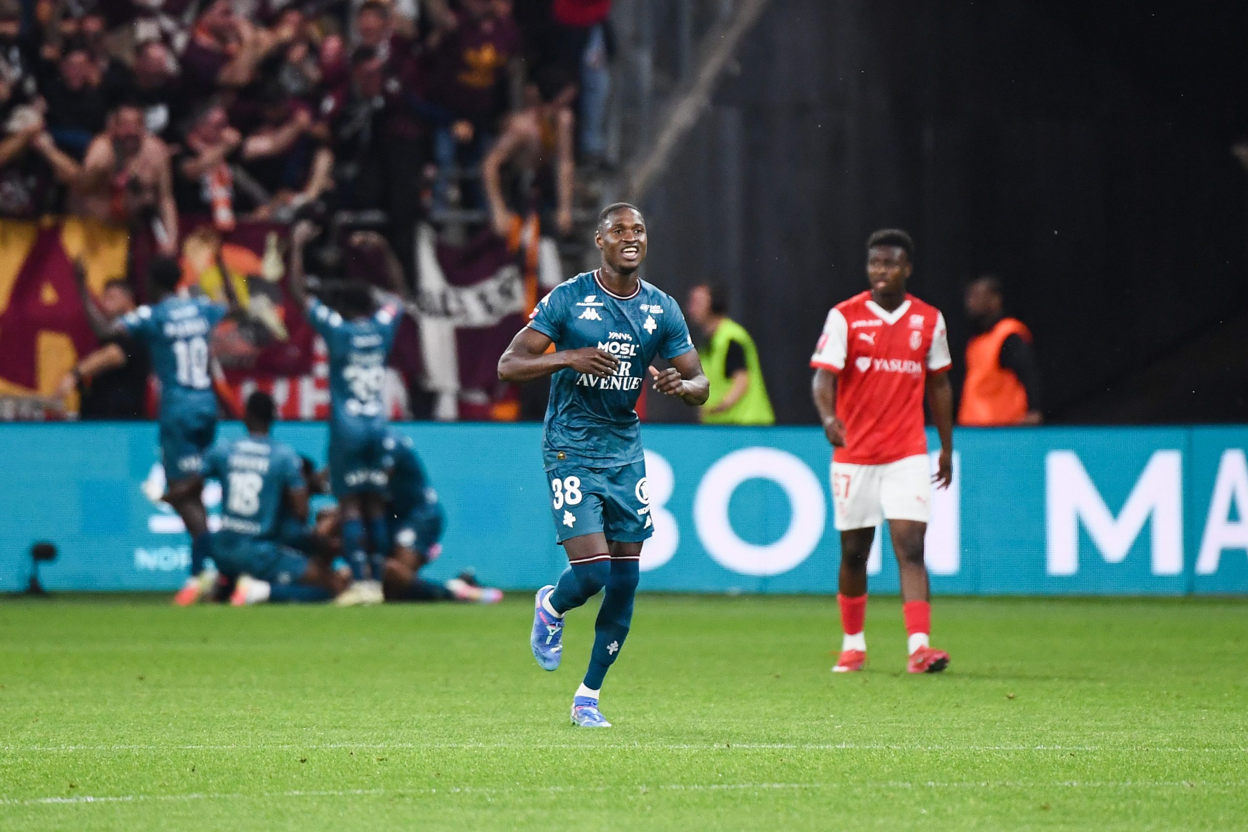 Sadibou Sané célébrant la remontée du FC Metz en L1 après les barrages contre le Stade de Reims.