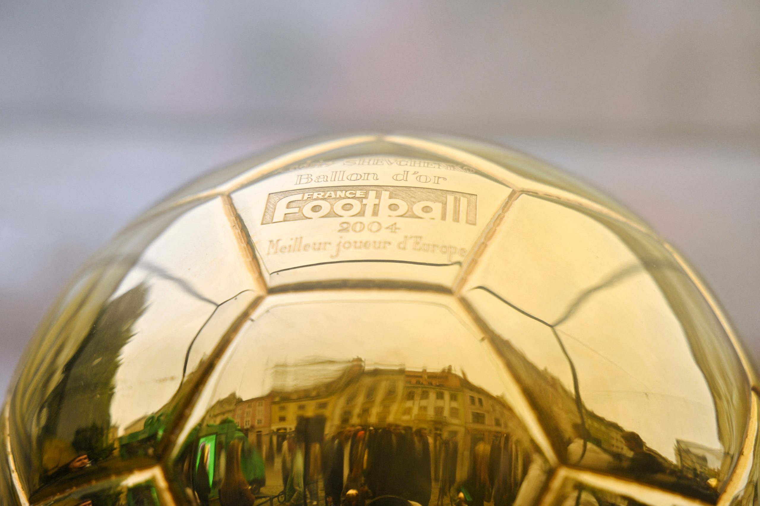 Le Ballon d'Or 2004, remporté par Andriy Shevchenko.