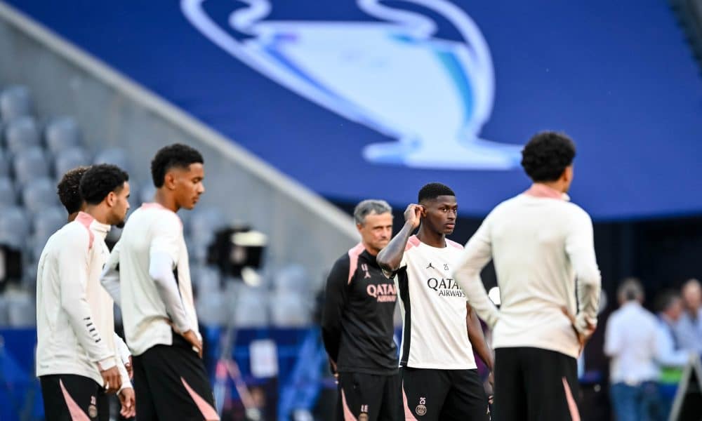 Luis Enrique au milieu de ses joueurs lors du dernier entraînement du PSG avant la finale de Champions League.