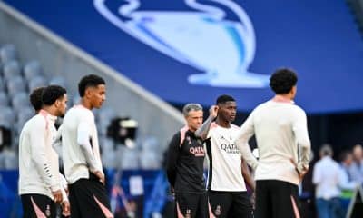 Luis Enrique au milieu de ses joueurs lors du dernier entraînement du PSG avant la finale de Champions League.