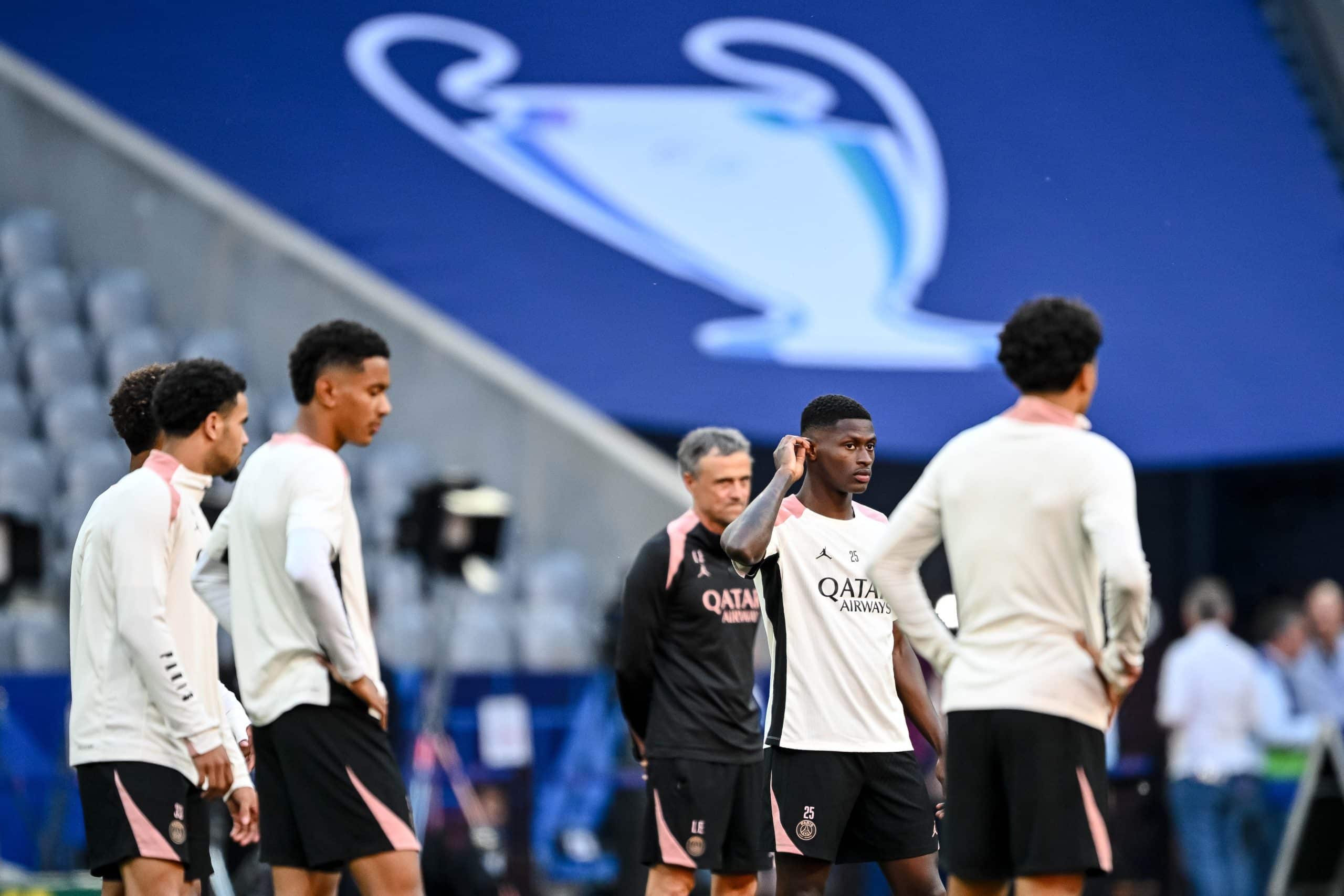 Luis Enrique au milieu de ses joueurs lors du dernier entraînement du PSG avant la finale de Champions League.