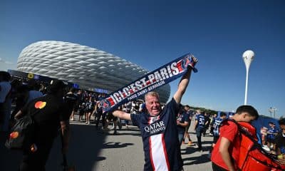 Des supporters du PSG devant l'Allianz Arena de Munich.