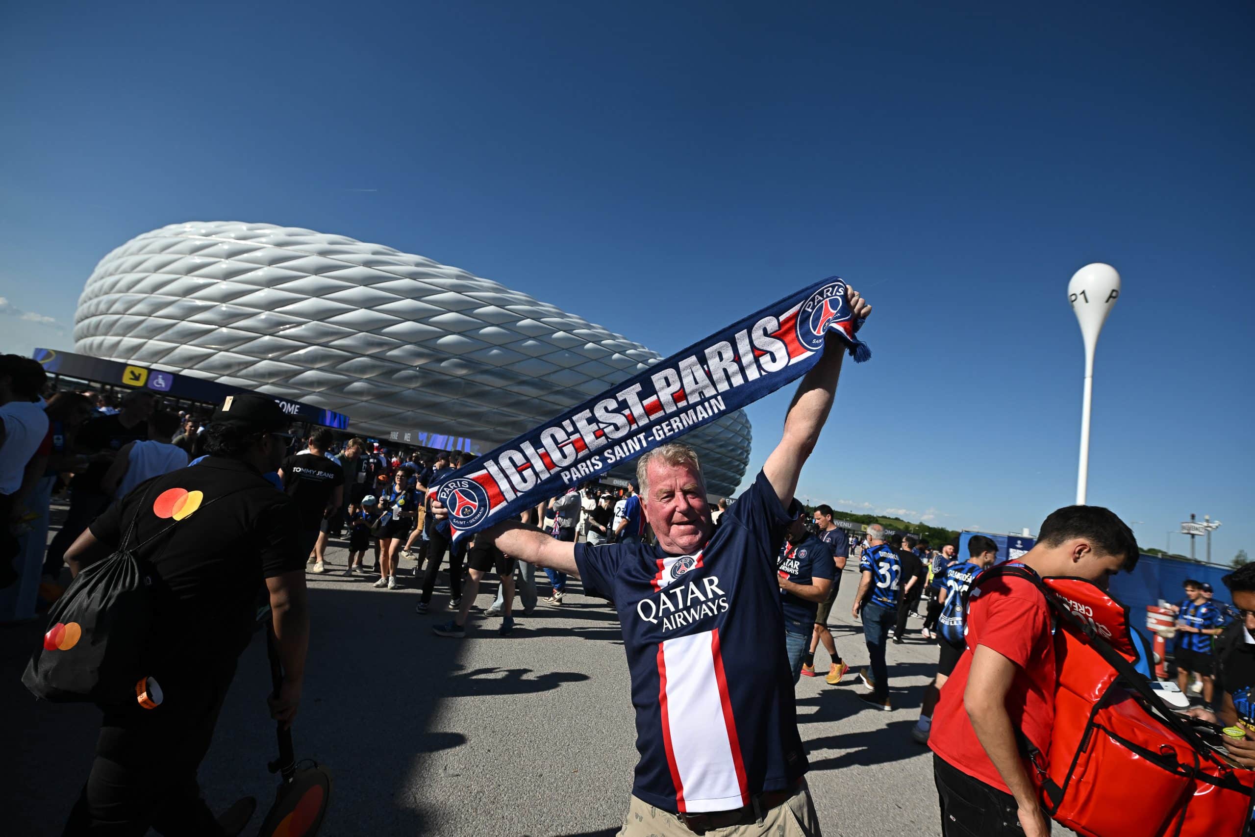 Des supporters du PSG devant l'Allianz Arena de Munich.
