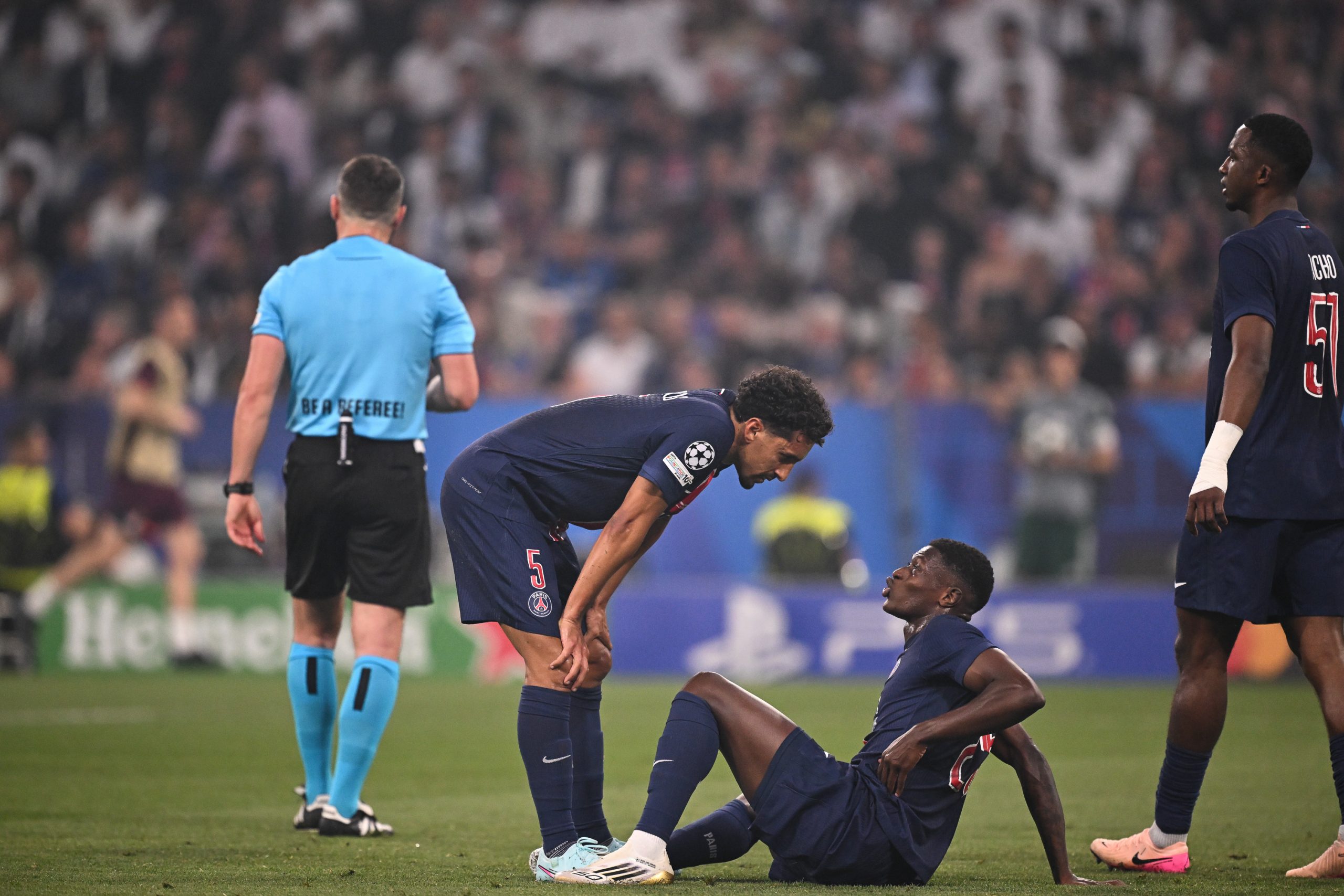 Les défenseurs du PSG Marquinhos et Nuno Mendes accusant la fatigue.