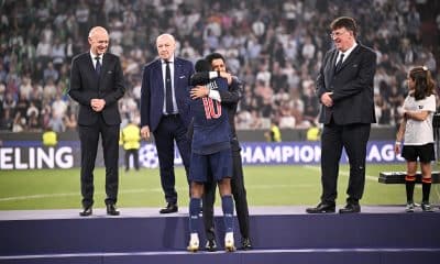 Le président du PSG, Nasser al-Khelaïfi, enlaçant Ousmane Dembélé après la finale de Champions League.