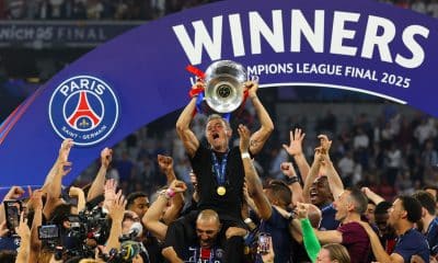 Luis Enrique soulevant la Champions League.