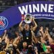 Luis Enrique soulevant la Champions League.