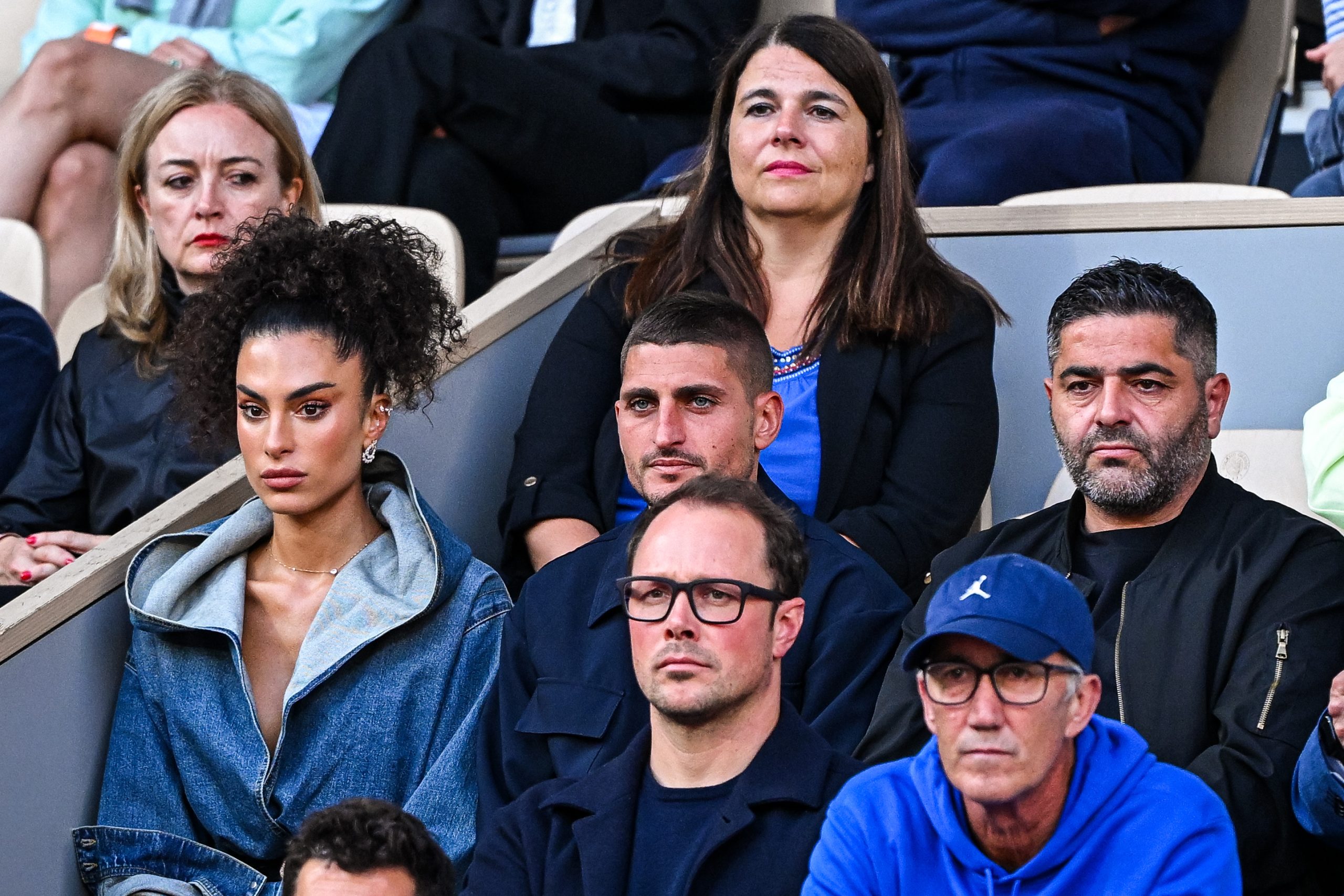 Marco Verratti assistant à un match à Roland-Garros avec sa compagne.