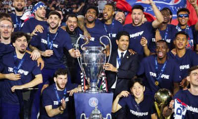 Nuno Mendes au milieu de ses partenaires du PSG, posant avec la Champions League.