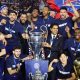Nuno Mendes au milieu de ses partenaires du PSG, posant avec la Champions League.